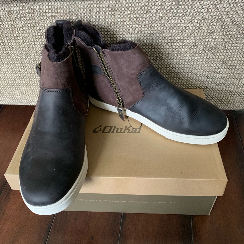Women’s size 9 faux fur lined shoes - leather